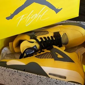 Retro Jordan 4 Lightning: Size9: Brand new